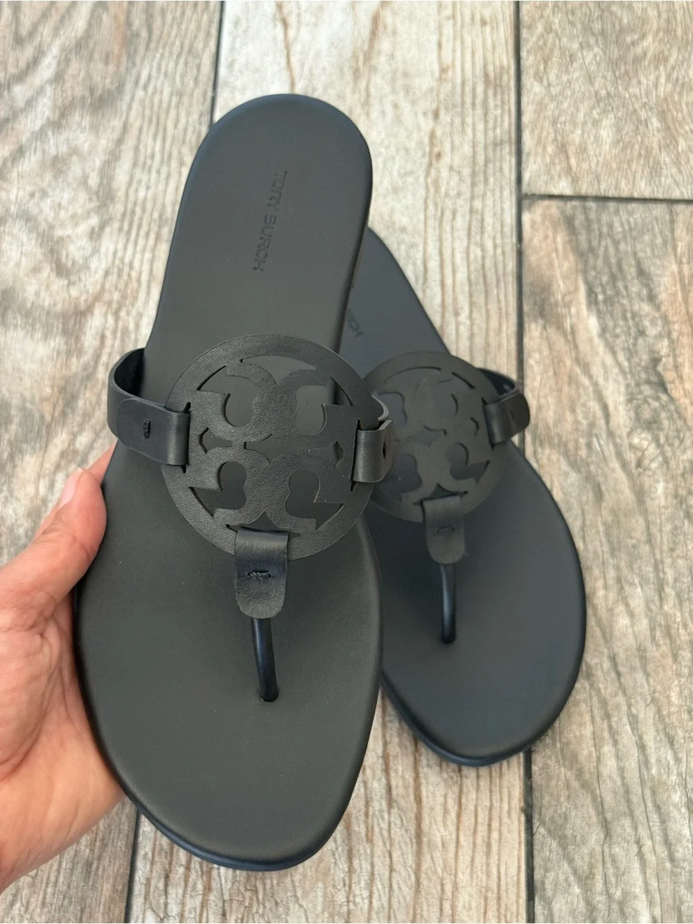 New Tory Burch Black calf Leather Logo Thong Sandals in black